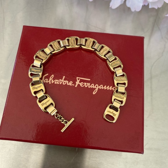 🌟FERRAGAMO🌟 SALVATORE FERRAGAMO BRACELET (GENUINE, SIGNED) VERY CUTE - Picture 4 of 13